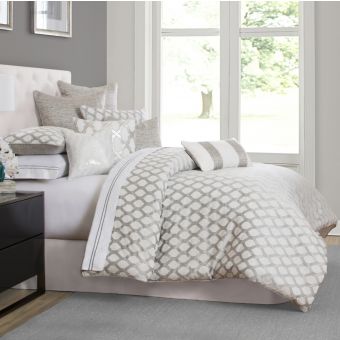 AICO Michael Amini Newport 9pc Queen Comforter Set, Platinum